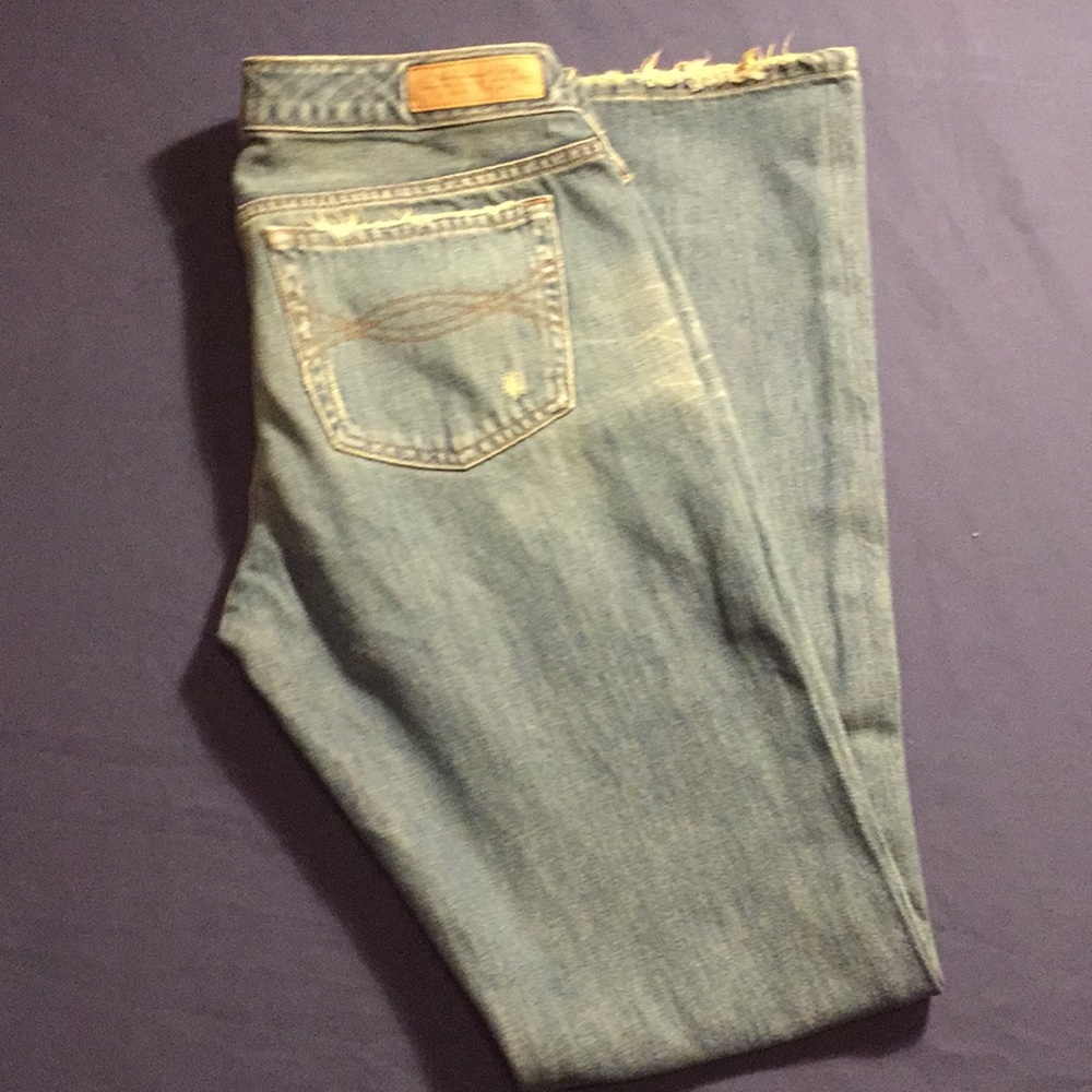 WOMEN'S DESTRESSED JEANS